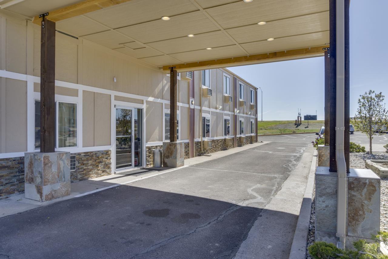 Super 8 By Wyndham Limon Hotel Exterior photo